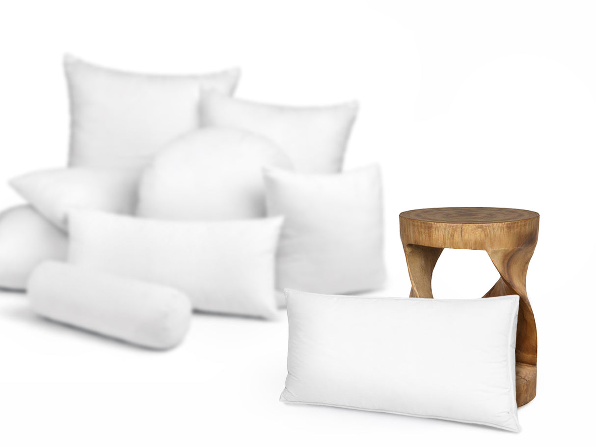 beties Publik Federkissen Kopfkissen 40x80 cm – Groessenvergleich neben einem Holzhocker