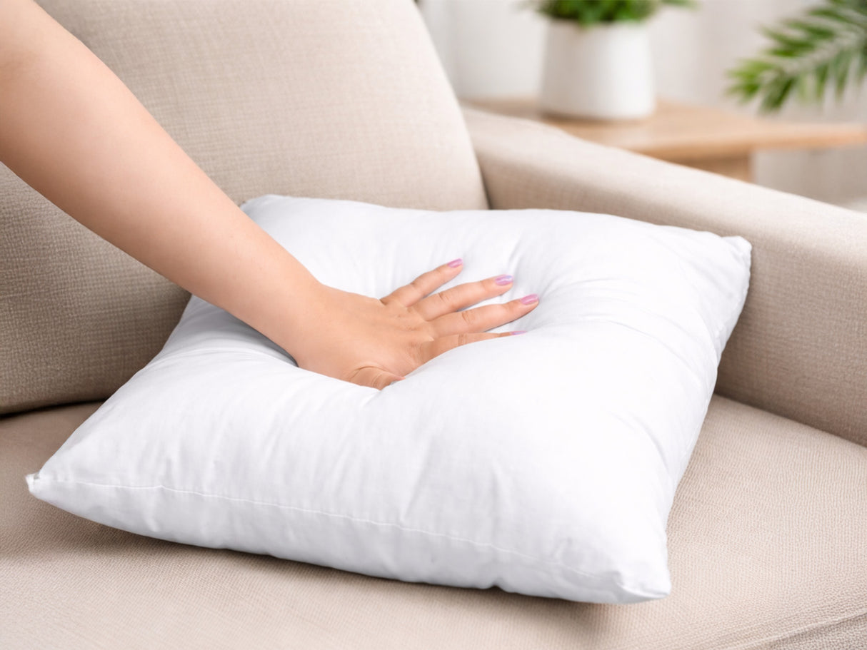 beties Publikplus Federkissen Fuellkissen Fuellmenge in Wohnraumszenerie auf Sofa