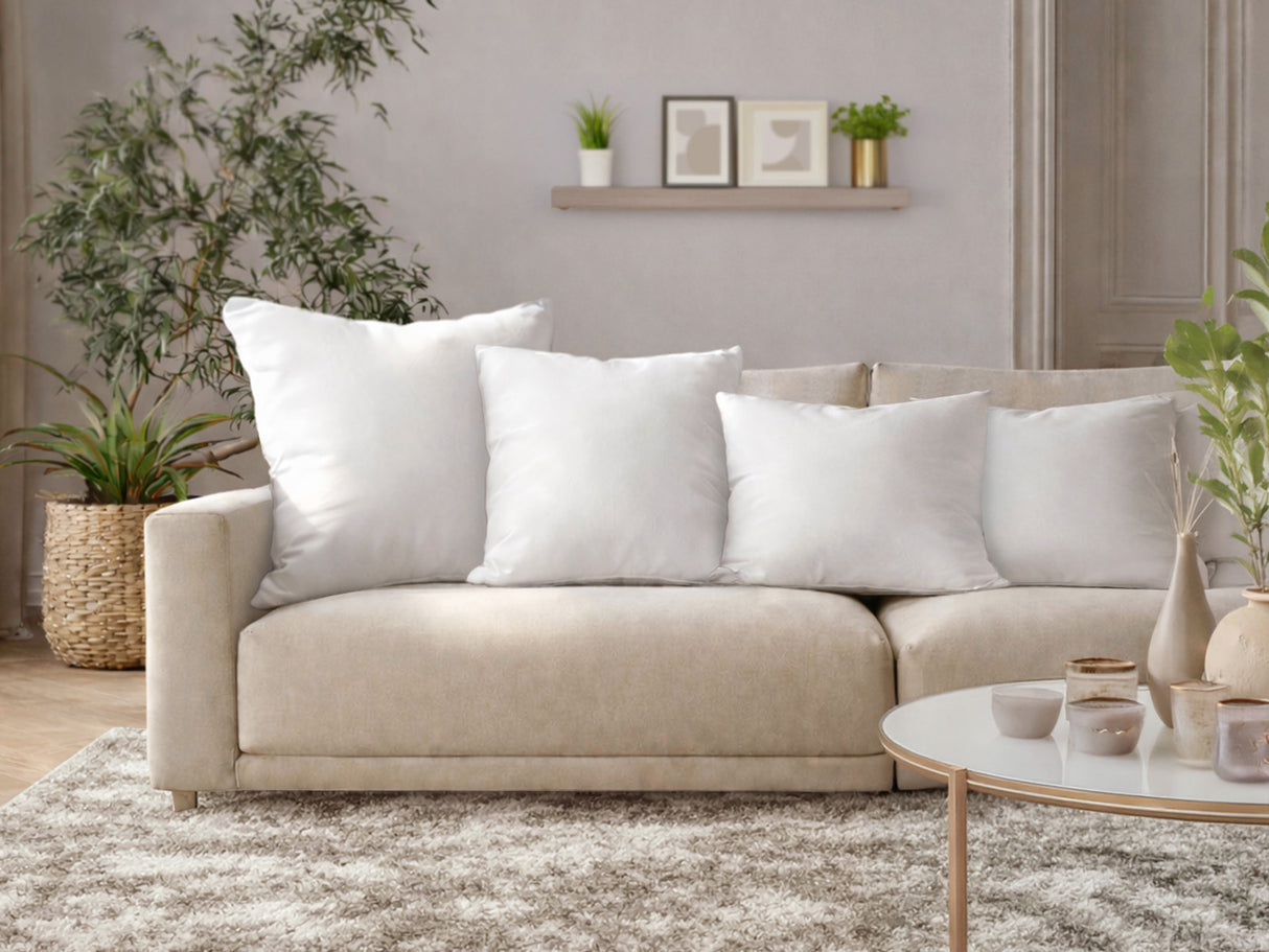 beties Publikprall Federkissen Fuellkissen weiss auf Sofa dekorativ arrangiert Wohnzimmer