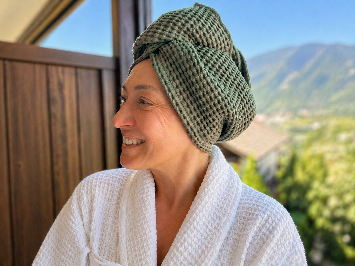 beties Haarturban Salbeigrün Milieu – natürliche Badezimmer-Atmosphäre mit Waffelpiqué Leinen-Baumwoll-Mix