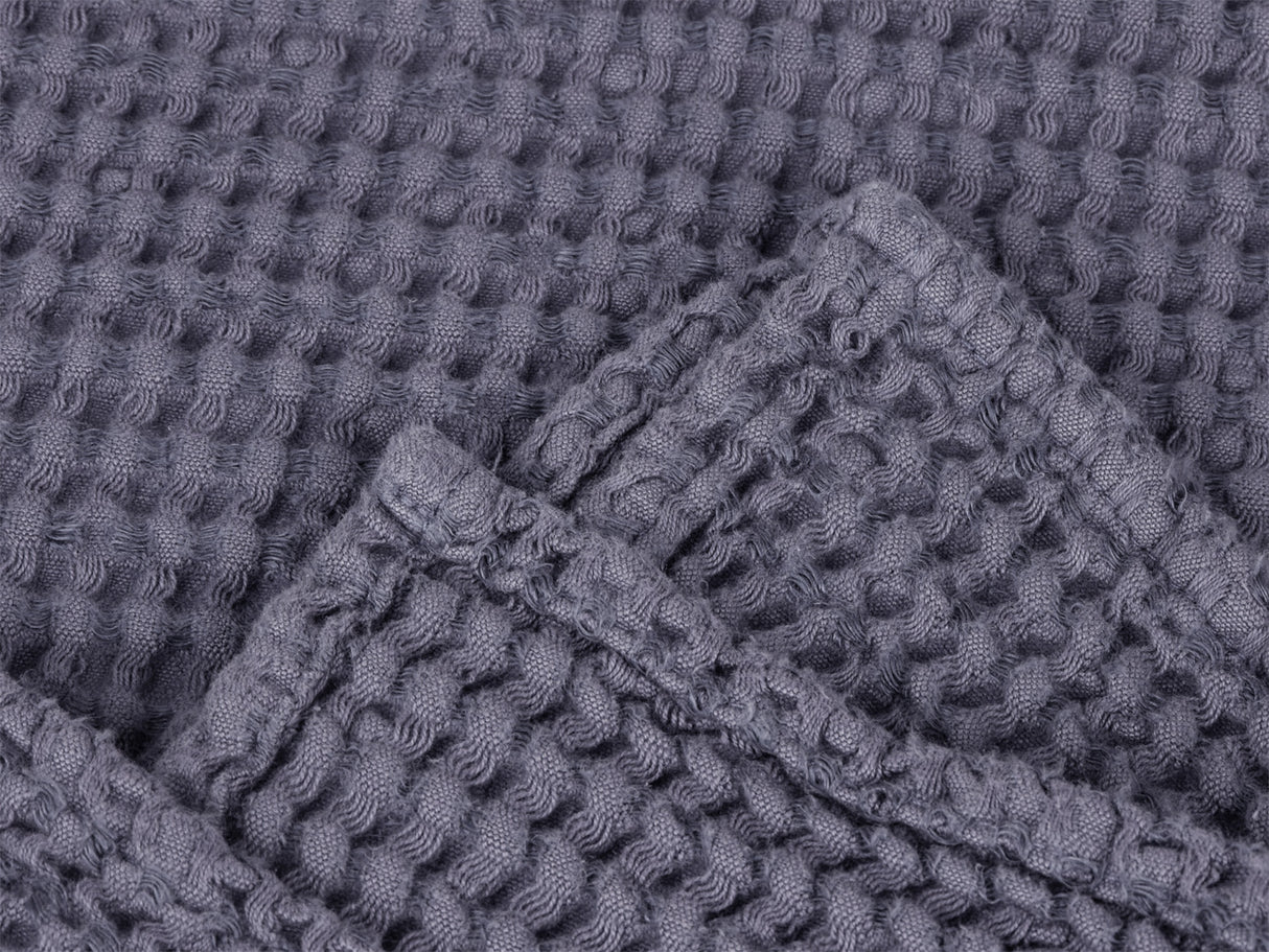 Waffelpique-Stoff, Detailaufnahme der Naht in der Farbe Fjord-blau aus Baumwoll-Leinenmix von beties aus der "PUR.NATURE" Serie.