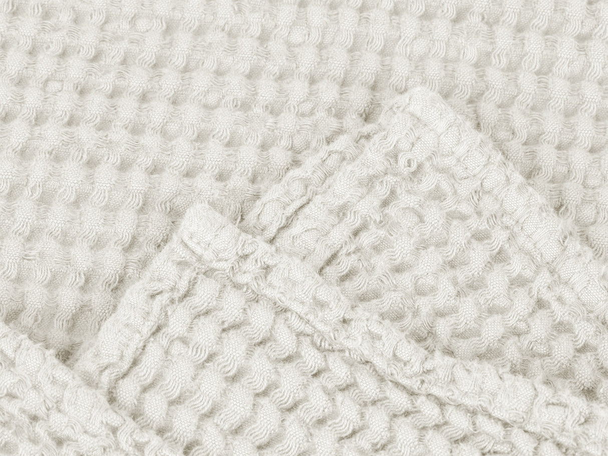 Waffelpique-Stoff, Detailaufnahme der Naht in der Farbe Gletscher-weiss aus Baumwoll-Leinenmix von beties aus der "PUR.NATURE" Serie.