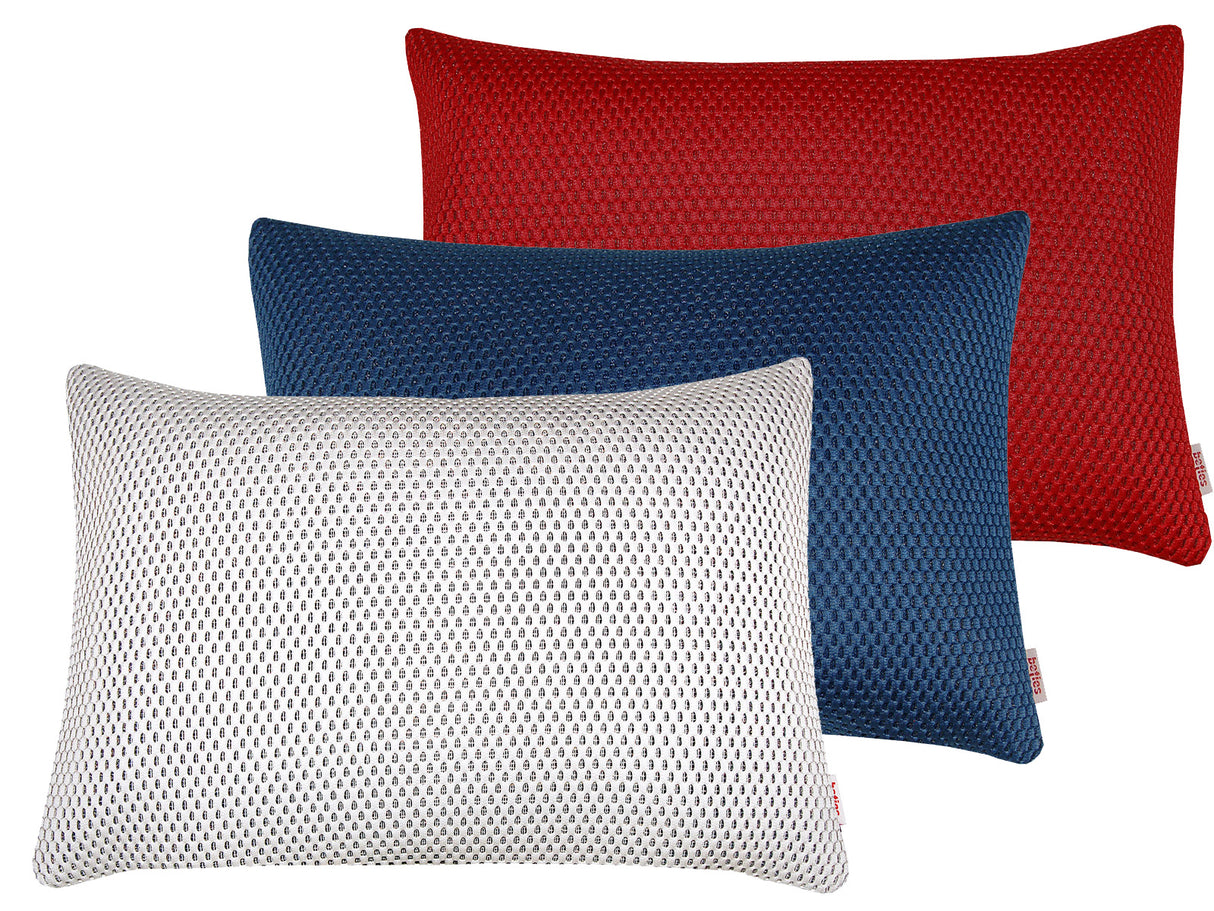 3 unifarbene Kissenbezuege ca. 25x40 cm im 3D-Waben-Design in den Farben rot, blau und weiss. Aus der beties "Rhythm" Serie.