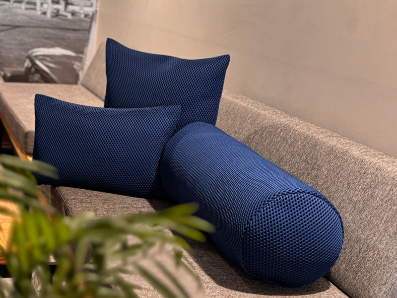 Blaue 3D-Waben-Design Kissenbezuege sind auf einem Sofa dekoriert.