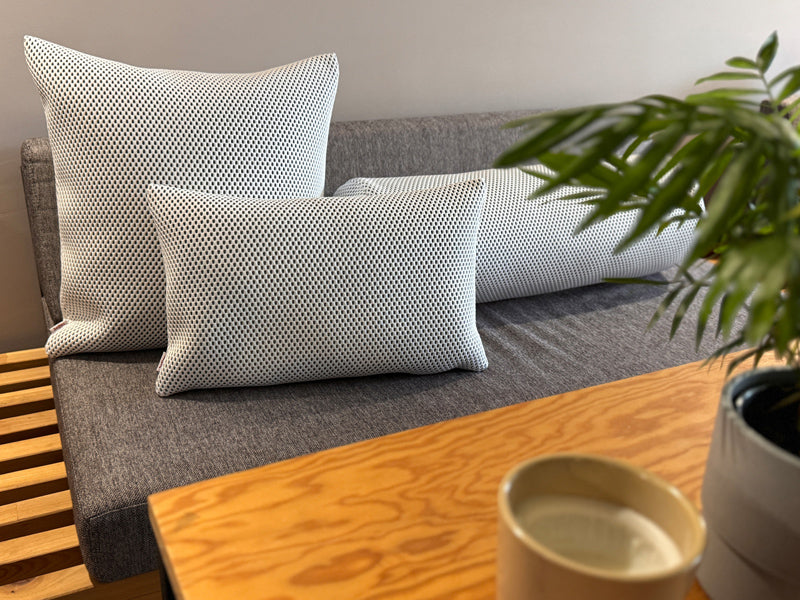 Weisse 3D-Waben-Design Kissenbezuege sind auf einem Sofa dekoriert.