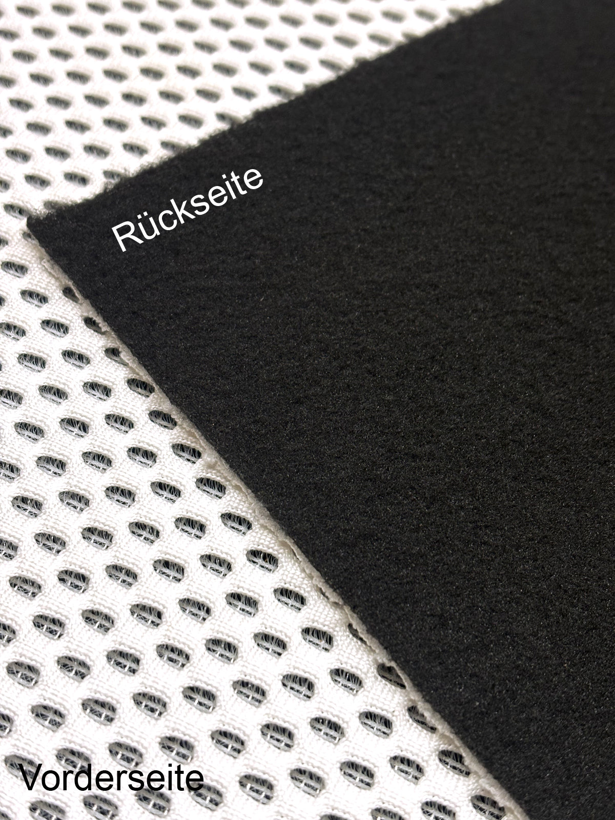 Stoffvorderseite: weisser 3D-Waben-Stoff, Stoffrueckseite: schwarzer Fleece.