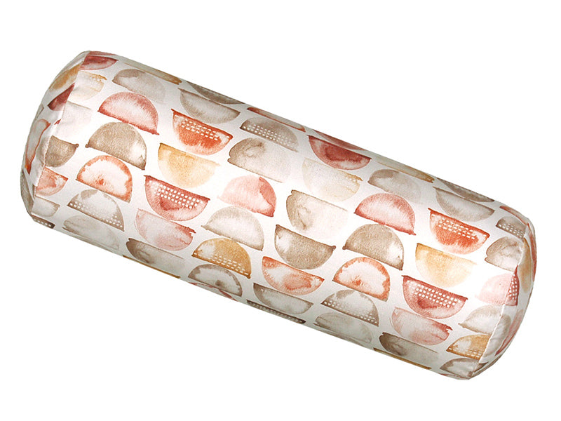 Nackenrolle bezogen mit einem weissen Bezug. Darauf sind erdfarbene, halbrunde Stempelmotive abgebildet.