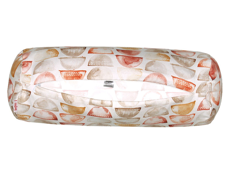 Weisser Nackenrollenbezug mit erdfarbenen, halbrunden Stempelmotiven.