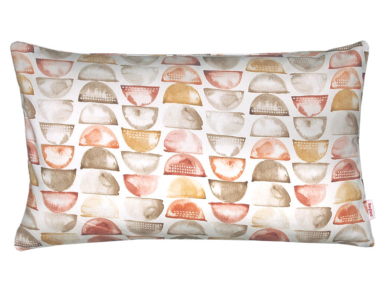 Rechteckiges Kissen bezogen mit einem weissen Bezug. Darauf sind erdfarbene, halbrunde Stempelmotive abgebildet.