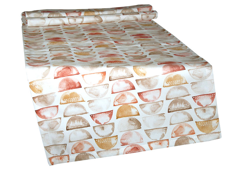 Weisser Tischlaeufer, bedruckt mit erdfarbenen, halbrunden Stempelmotiven.