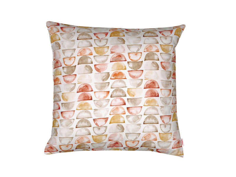 Quadratisches Kissen bezogen mit einem weissen Bezug. Darauf sind erdfarbene, halbrunde Stempelmotive abgebildet.