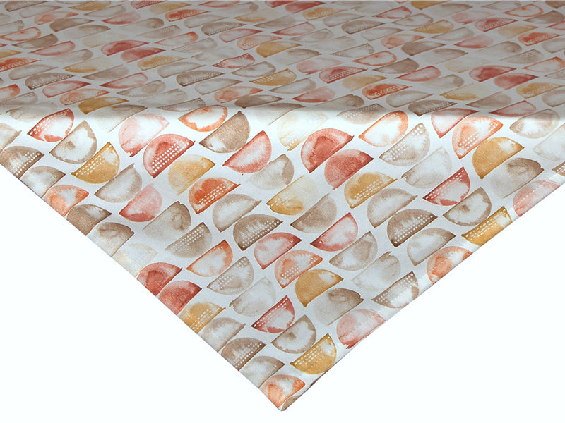 Weisse Mitteldecke, bedruckt mit erdfarbenen, halbrunden Stempelmotiven.