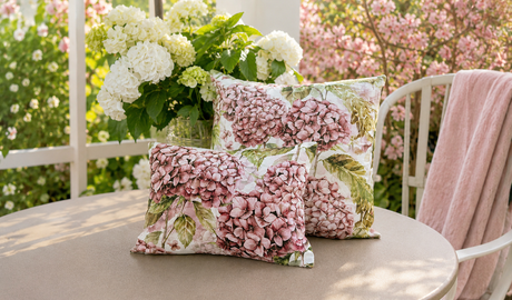 Landlust hortensie Kisssenhüllen im sommer auf einer Terasse
