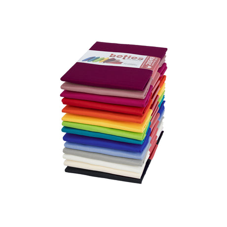 Ein Stapel gefalteter Kissenbezüge in verschiedenen Unifarben, angeordnet in einem Farbverlauf von dunklen Tönen oben zu helleren Farben unten, auf weißem Hintergrund. Ein Etikett mit Text befindet sich auf dem obersten Kissenbezug. 