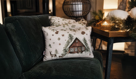 Magie des Winters Kisssenhüllen auf einem sofa in einem gemütlichen wohnzimmer