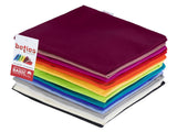 Ein Stapel gefalteter Kissenhuellen in kraeftigen Uni-Farben Schwarz, Hellbeige, Weiss, Hellgrau, Hellblau, Royal-Blau, Petrol, Apfelgruen, Gelb, Orange, Rot, Pink, Altrosa und Weinrot. 