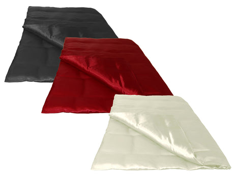 Drei Bettdecken auf weissem Hintergrund. Bezogen sind sie mit je einem Glanz Satin Bettbezug in den Farben Schwarz, Rot und champagner.