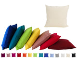 Ein hellbeiges, quadratisches Kissen auf einem weissen  Hintergrund. Darunter ist eine Kissenreihe mit Kissenbezuegen in den kraeftigen Farben royal-blau, petrol, apfelgruen, gelb, altrosa, rot und hibiskus.