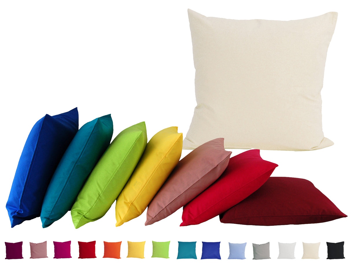 Ein hellbeiges, quadratisches Kissen auf einem weissen  Hintergrund. Darunter ist eine Kissenreihe mit Kissenbezuegen in den kraeftigen Farben royal-blau, petrol, apfelgruen, gelb, altrosa, rot und hibiskus.