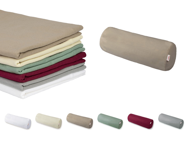 Beige Nackenrolle auf einem weissen Hintergrund. Daneben ein Stapel mit gefalteten Kissenbezuegen in den Uni-Farben Wei�, Hellgrau, Weinrot, Gruen, Natur und Beige.