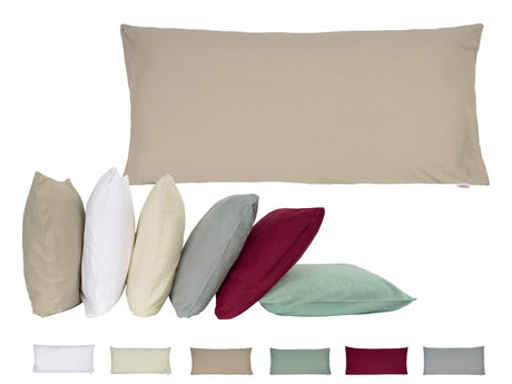 Beiges, rechteckiges Kissen auf einem weissen  Hintergrund. Darunter ist eine Kissenreihe mit Kissenbezuegen in den Farben Beige, Weiss, Natur, Hellgrau, Weinrot und Gr�n.