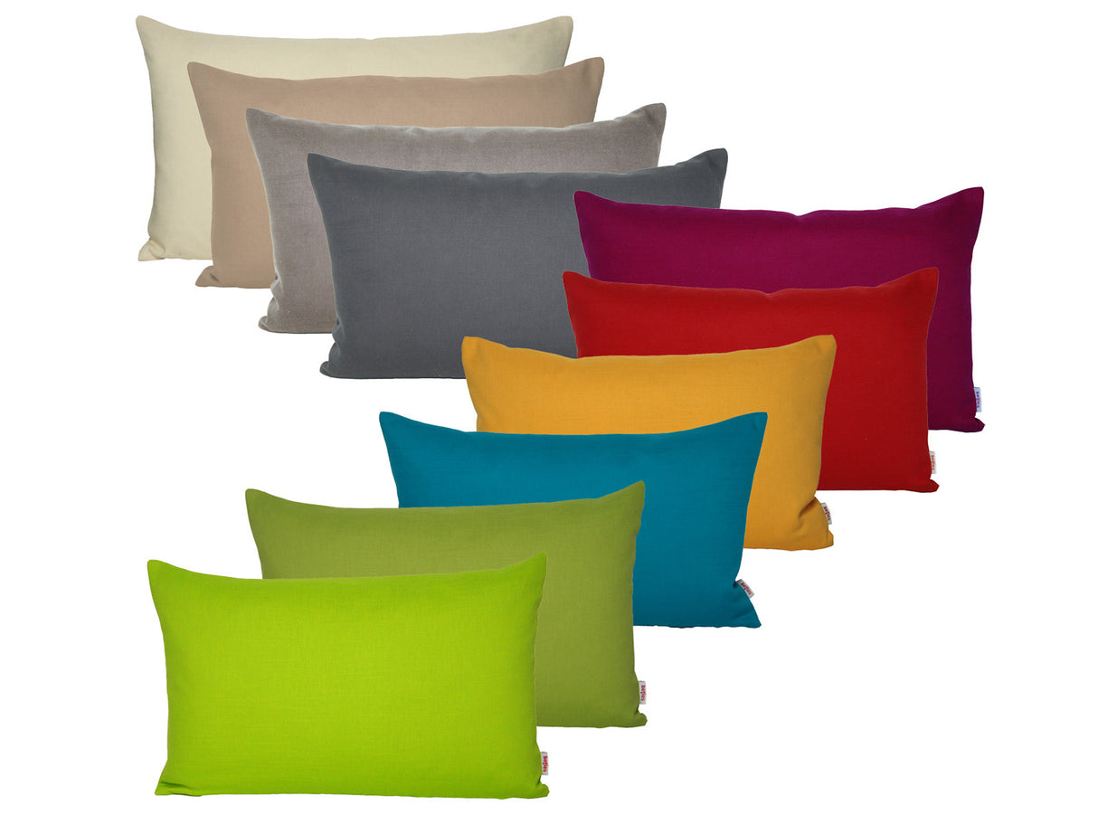 Reihe mit zehn rechteckigen Kissen. Bezogen mit einfarbigen Kissenbezuegen in den Farben Apfelgruen, Gruen, Petrol, Gelb, Rot, Weinrot, Dunkelgrau, Grau, Hellbraun und Beige.