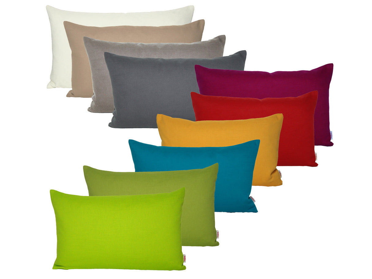 Reihe mit zehn rechteckigen Kissen. Bezogen mit einfarbigen Kissenbezuegen in den Farben Apfelgruen, Gruen, Petrol, Gelb, Rot, Weinrot, Dunkelgrau, Grau, Hellbraun und Beige.