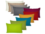 Reihe mit zehn rechteckigen Kissen. Bezogen mit einfarbigen Kissenbezuegen in den Farben Apfelgruen, Gruen, Petrol, Gelb, Rot, Weinrot, Dunkelgrau, Grau, Hellbraun und Beige.