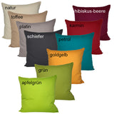 Reihe mit zehn quadratischen Kissen. Bezogen mit einfarbigen Kissenbezuegen in den Farben Apfelgruen, Gruen, Petrol, Goldgelb, Karmin, Hibiskus-Beere, Schiefer, Platin, Toffee und Natur.