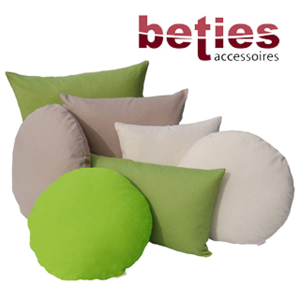 Drei runde, drei quatratische und ein rechteckiges Kissen. Bezogen mit einfarbigen gruenen, hellbeigen und beigen Kissenbezuegen.