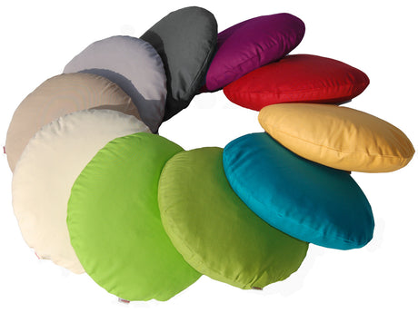 Kreis mit zehn runden Kissen. Bezogen mit einfarbigen Kissenbezuegen in den Farben Apfelgruen, Gruen, Petrol, Gelb, Rot, Weinrot, Dunkelgrau, Grau, Hellbraun und Beige.
