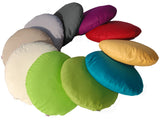 Kreis mit zehn runden Kissen. Bezogen mit einfarbigen Kissenbezuegen in den Farben Apfelgruen, Gruen, Petrol, Gelb, Rot, Weinrot, Dunkelgrau, Grau, Hellbraun und Beige.