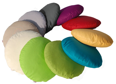 Kreis mit zehn runden Kissen. Bezogen mit einfarbigen Kissenbezuegen in den Farben Apfelgruen, Gruen, Petrol, Gelb, Rot, Weinrot, Dunkelgrau, Grau, Hellbraun und Beige.