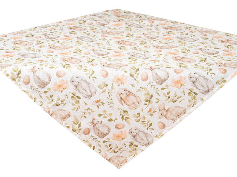 Weisse Mitteltischdecke flach liegend bedruckt mit braunen Haeschen, weissen und orangen Blumen und gruenen Zweigen