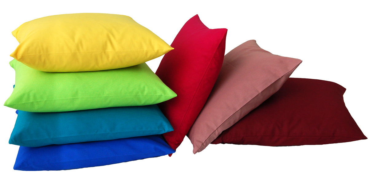 Kissenstapel mit Kissen in Kissenbezuegen in den Farben Royal, Petrol, Apfelgruen, Gelb Rot, Altrosa und Weinrot.