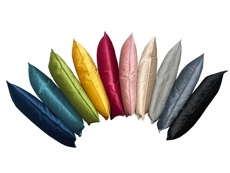 Samt Kissenbezuege in einem Faecher angeordnet. In den Farben admiral-blau petrol, mai-gruen, curry-senf-gelb, karmin-rot, altrosa, breun-beige, taupe, stein-grau und schwarz.