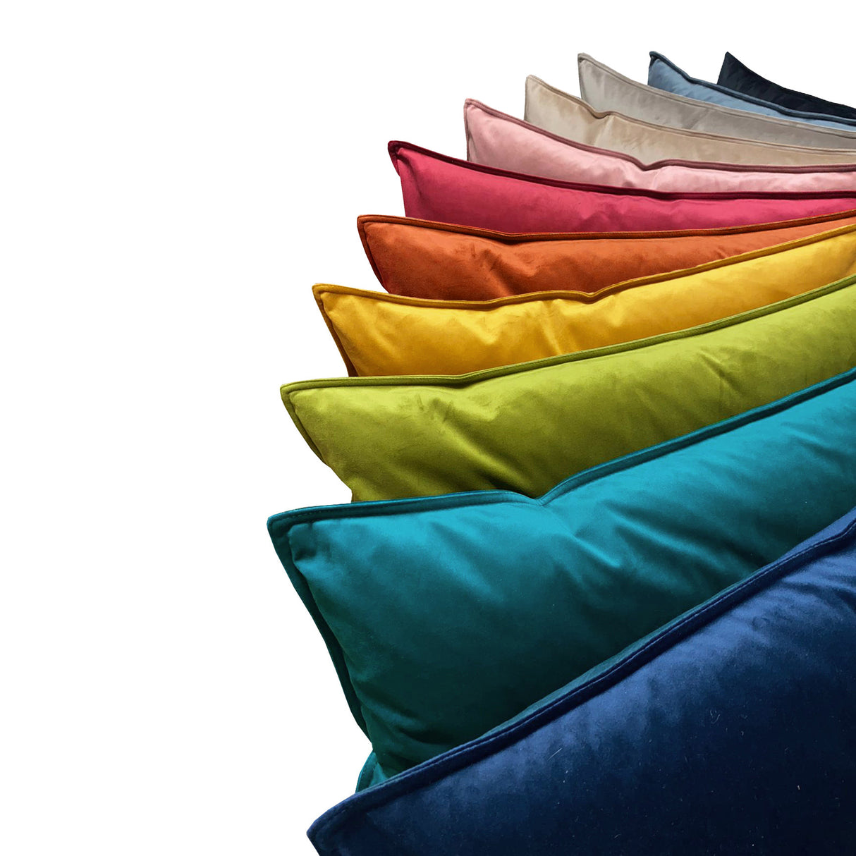 Samt Kissenbezuege, mit einer Jeansnaht (Doppelnaht), in einem Faecher angeordnet. In den Farben admiral-blau petrol, mai-gruen, curry-senf-gelb, rost-orange, karmin-rot, altrosa, breun-beige, taupe, stein-grau und schwarz.