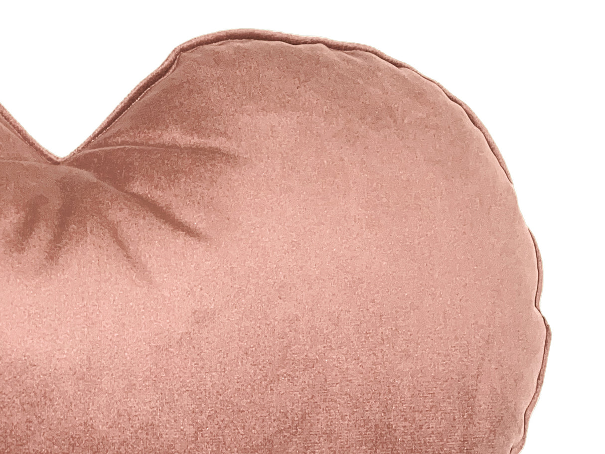 Nahaufnahme von dem Samt Stoff des Herzkissen in der Farbe altrosa.