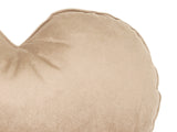 Nahaufnahme von dem Samt Stoff des Herzkissen in der Farbe braun-beige.
