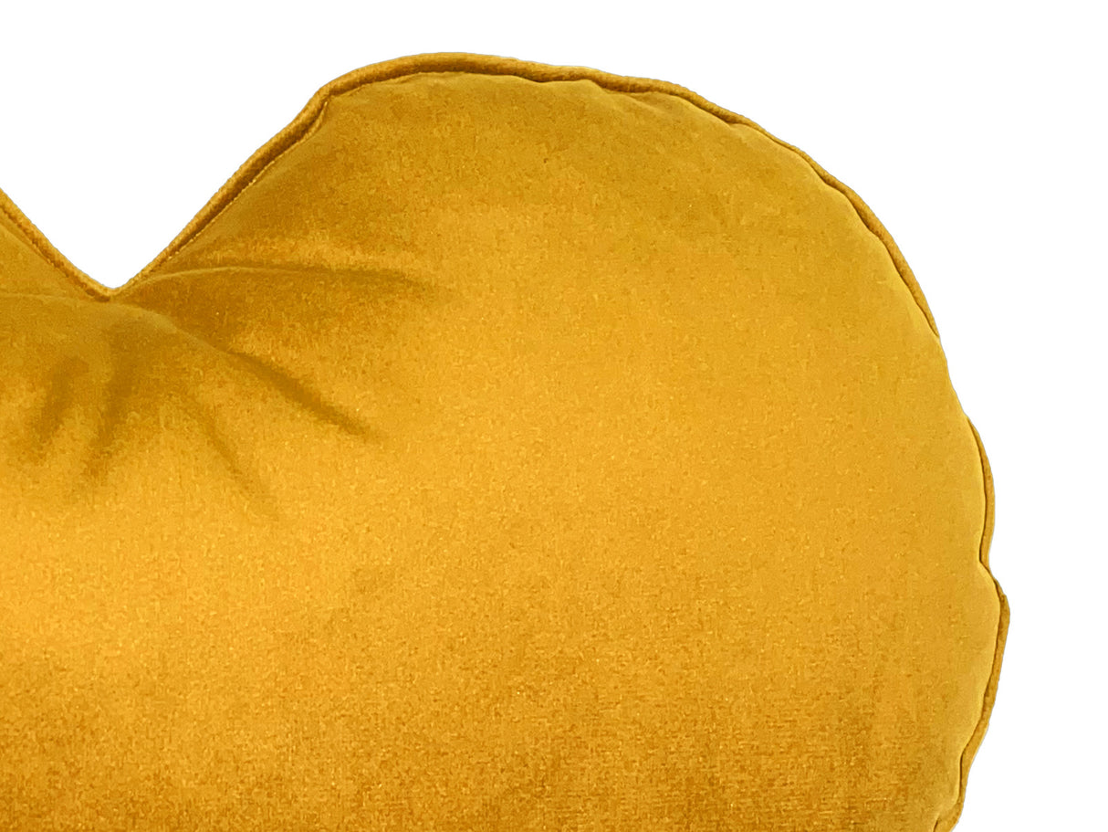 Nahaufnahme von dem Samt Stoff des Herzkissen in der Farbe curry-senf-gelb.