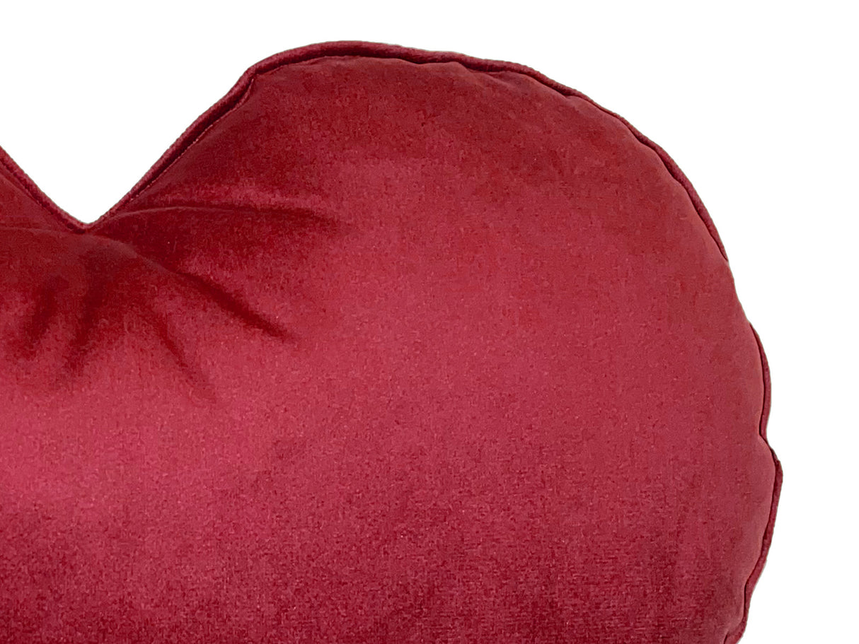 Nahaufnahme von dem Samt Stoff des Herzkissen in der Farbe karmin-rot.