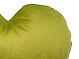 Nahaufnahme von dem Samt Stoff des Herzkissen in der Farbe mai-gruen.
