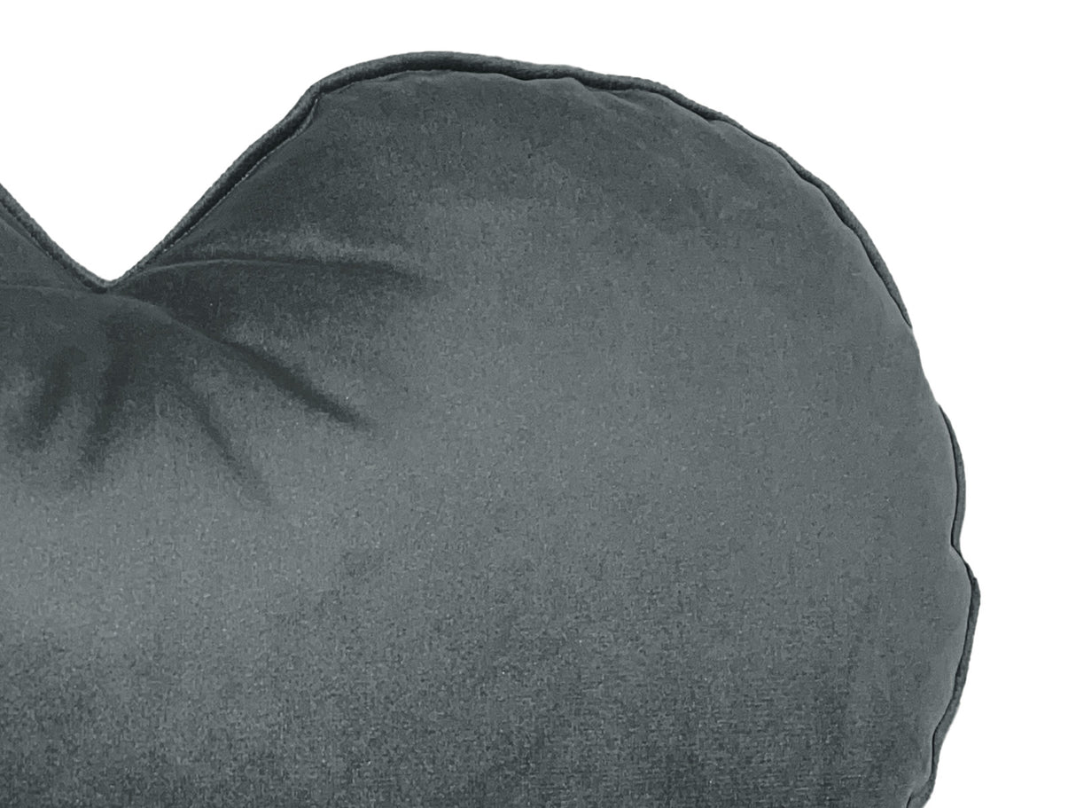 Nahaufnahme von dem Samt Stoff des Herzkissen in der Farbe stein-grau.