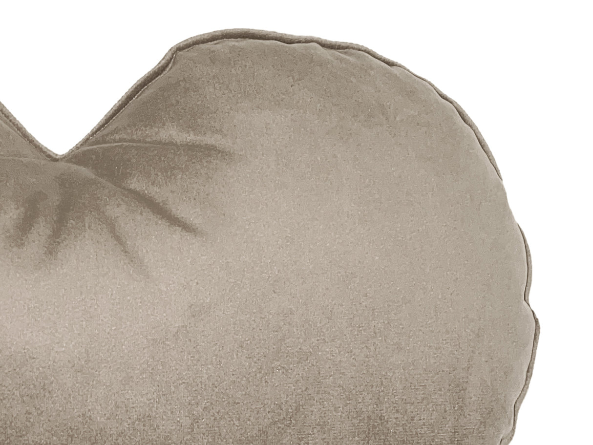 Nahaufnahme von dem Samt Stoff des Herzkissen in der Farbe taupe.