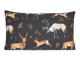 Kissenhülle in 30x50 it Hirschen und Rehen auf schwarzem Hintergrund