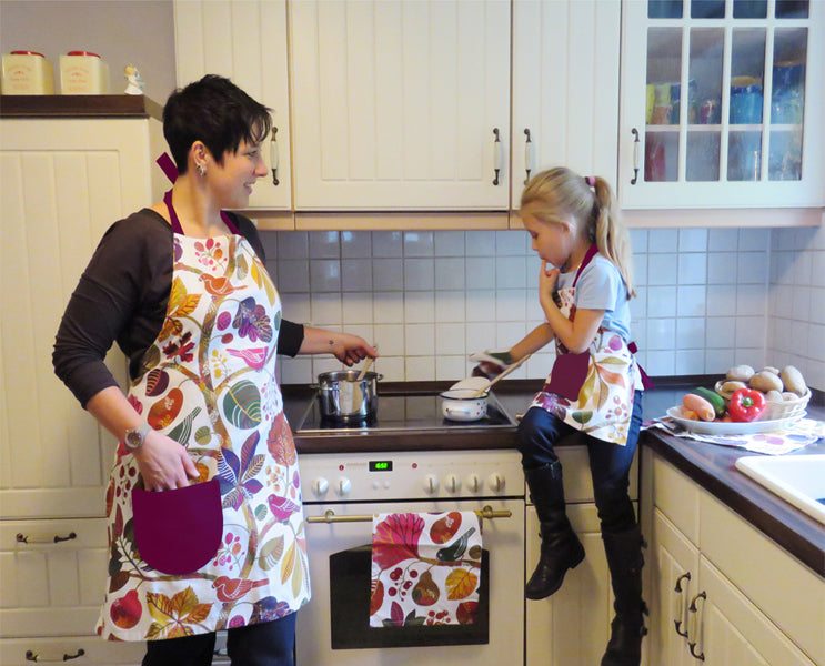 Schürze für Kinder One-Size elfenbein-bunt Baumwolle Kochen, Werken & Basteln beties "Zauberwald"