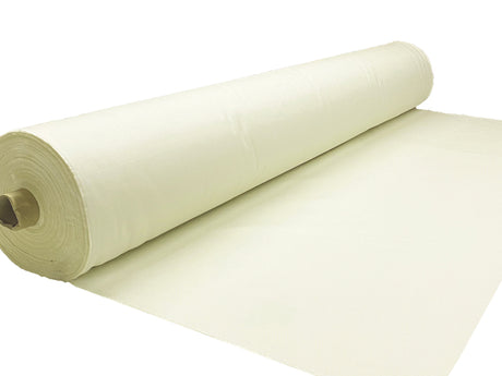 Einfarbige hellbeige Stoffrolle auf weisem Hintergrund.