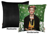 Frontansicht eines gruenen Kissenbezugs mit dem Portrait einer beruehmten mexikanischen Kuenstlerin. Die Rueckseite des Kissenbezugs ist aus schwarzem Samt.