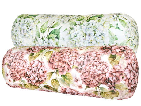 Weisse Bezüge für Kissen in Rollenform im Landhausstil, bedruckt mit rosa/pinken oder weissen Hortensien-Blueten.