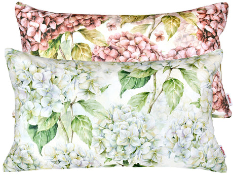 Gebluemte Kissenbezuege im Landhausstil, bedruckt mit rosa/pinken oder weissen Hortensien-Blueten.